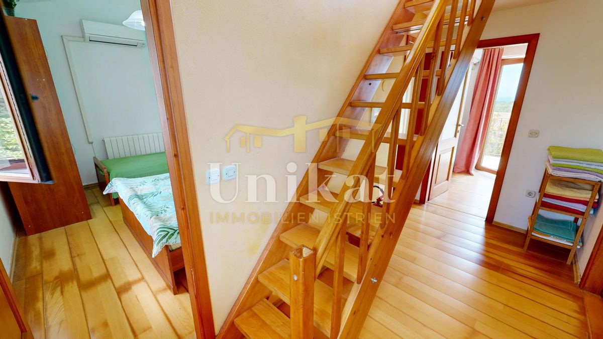 Renovirana kamnita hiša s bazenom